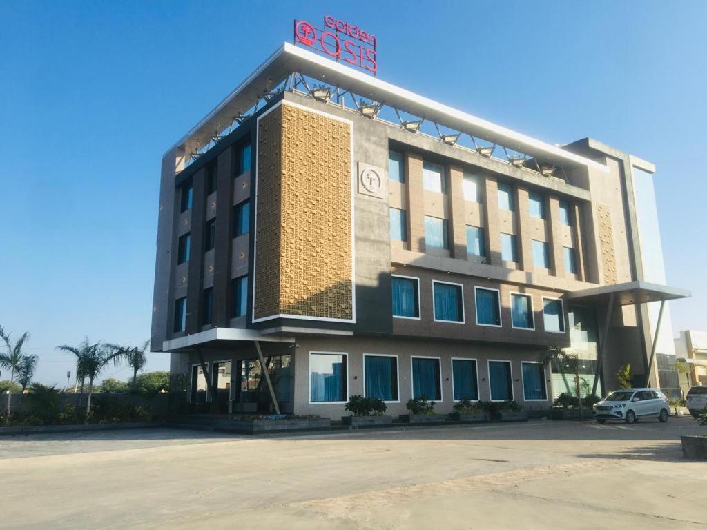 Golden Oasis Hotel Mahesana Екстер'єр фото