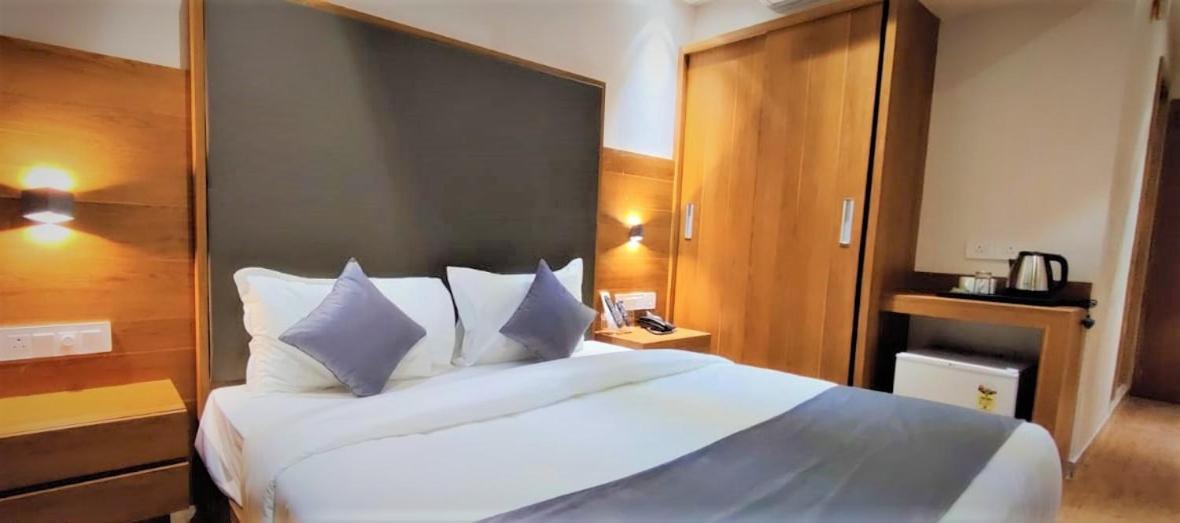 Golden Oasis Hotel Mahesana Екстер'єр фото